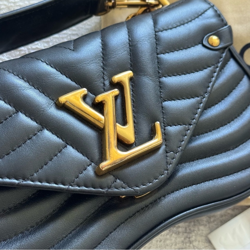 Louis Vuitton Wave Black Quilted Shoulder/Crossbody Bag, Authentic - Picture 3 of 16
